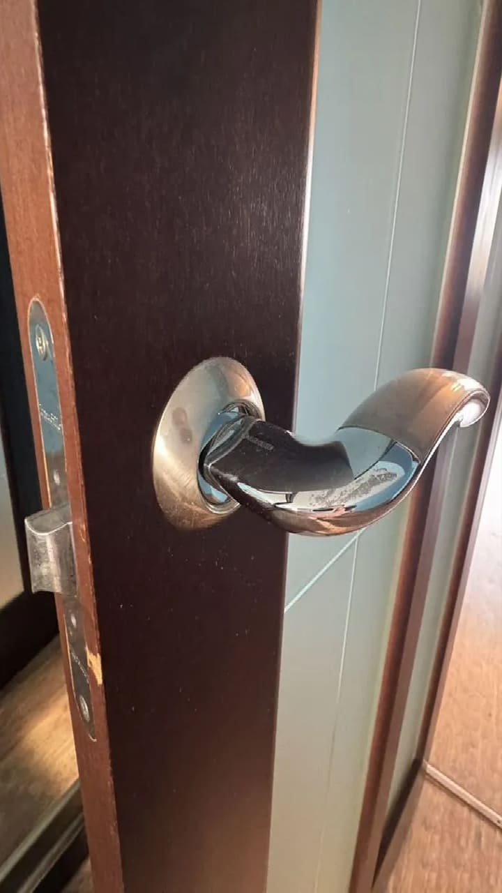 замена разбиого стекла в межкомнатной двери волховец 2024