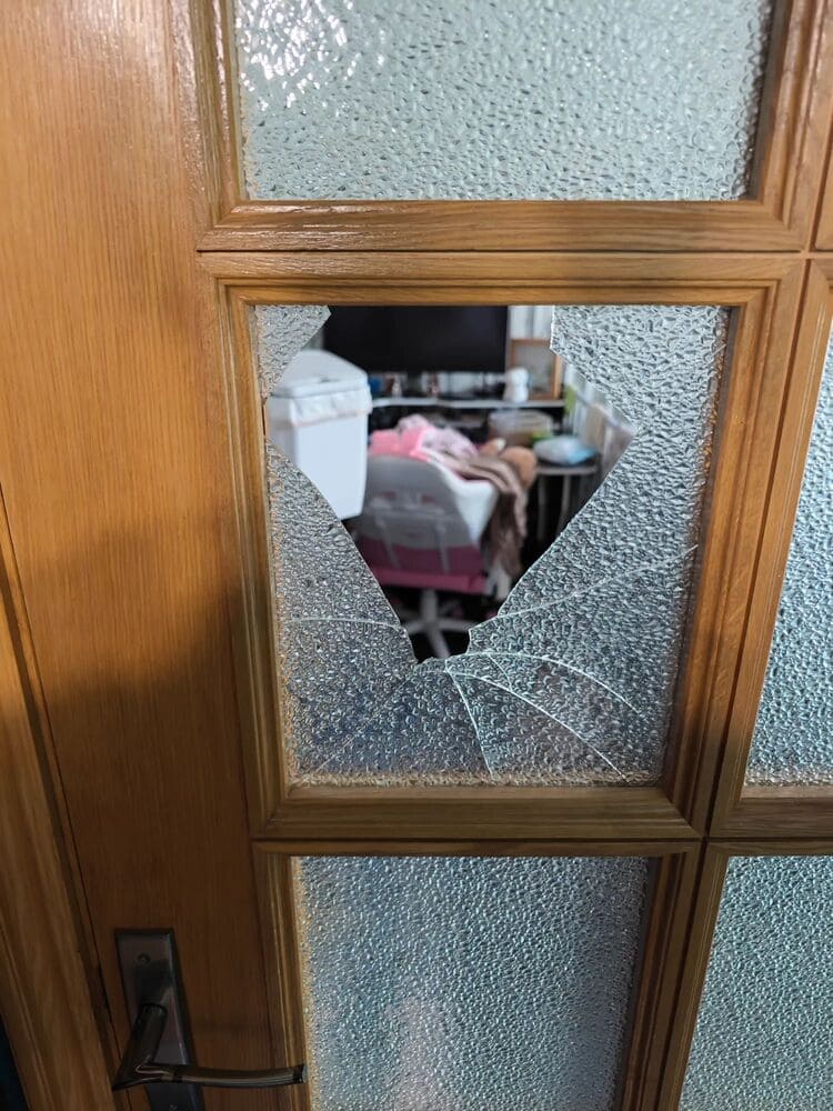 замена разбиого стекла в межкомнатной двери