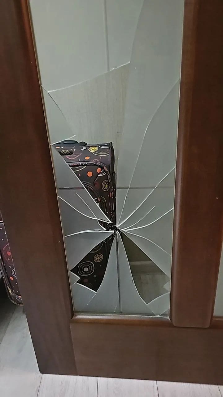 замена разбиого стекла в межкомнатной двери волховец 2024